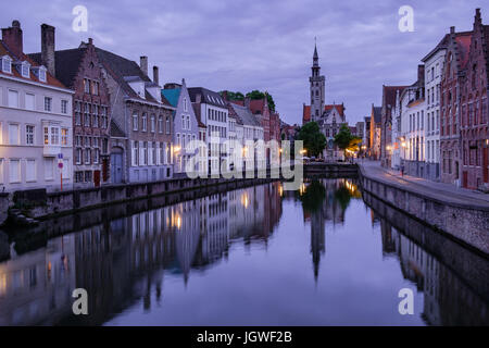 Jan van Eyckplein, vieille ville de Bruges, Belgique pendant le coucher du soleil avec la réflexion sur l'eau. Banque D'Images