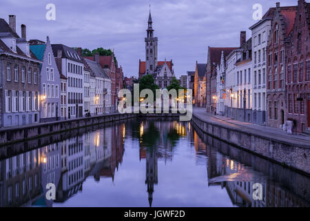 Jan van Eyckplein, vieille ville de Bruges, Belgique pendant le coucher du soleil avec la réflexion sur l'eau. Banque D'Images