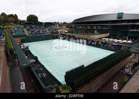 Les couvertures sont sur dix-huit tribunaux le huitième jour du tournoi de Wimbledon à l'All England Lawn Tennis et croquet Club, Wimbledon. Banque D'Images