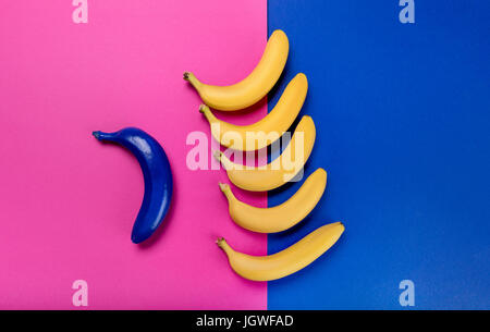 Vue de dessus de la banane jaune frais mûrs et isolé sur blanc bleu bleu et rose Banque D'Images