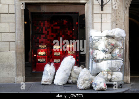 Sacs Poubelles en face de la vitrine d'un magasin de mode à Via Condotti à Rome Italie Banque D'Images