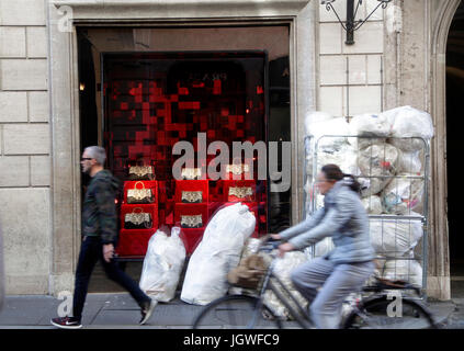 Sacs Poubelles en face de la vitrine d'un magasin de mode à Via Condotti à Rome Italie Banque D'Images