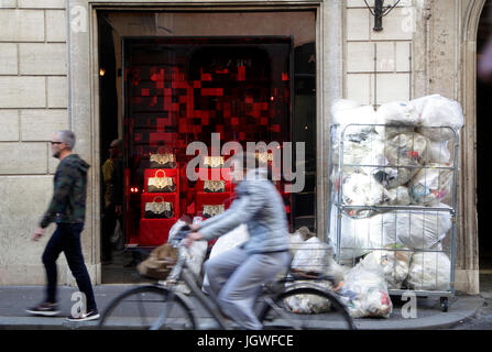 Sacs Poubelles en face de la vitrine d'un magasin de mode à Via Condotti à Rome Italie Banque D'Images