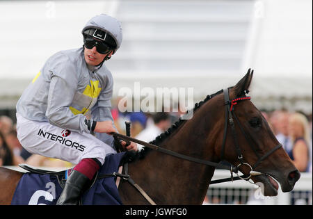 Jockey Andrew Mullen sur Auspicion après avoir remporté le Betfred 'Soutient Jack Berry House' handicap pendant la journée à la plaque de Northumberland Betfred Hippodrome de Newcastle Banque D'Images