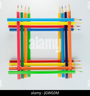 Collection de crayons de couleur empilés dans un carré en vue de dessus comme arrière-plan photo Banque D'Images