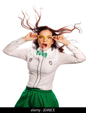 Jeune fille attirante en blouse, lunettes et noeud papillon. Il est surpris, heureux et joyeux. La mode moderne. Style d'affaires. La saison des remises. Banque D'Images