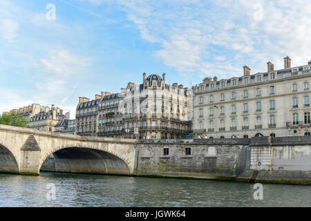 Le Pont Royal est un pont franchissant la Seine à Paris, France. C'est le troisième plus vieux pont de Paris, après le Pont Neuf et le Pont Marie. Banque D'Images