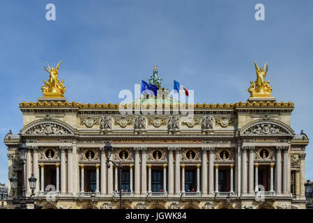Palais ou l'Opéra Garnier et l'Académie Nationale de Musique au crépuscule à Paris, France. C'est un opéra de 1979 places, qui a été construit de 1861 à 1875 pour Banque D'Images