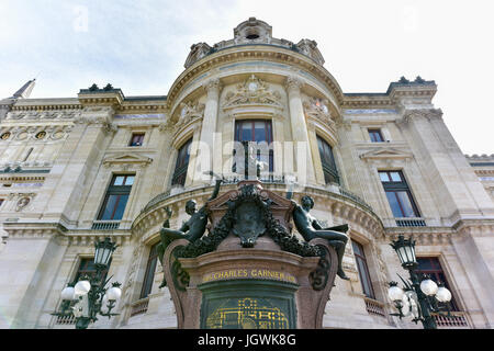 Palais ou l'Opéra Garnier et l'Académie Nationale de Musique au crépuscule à Paris, France. C'est un opéra de 1979 places, qui a été construit de 1861 à 1875 pour Banque D'Images