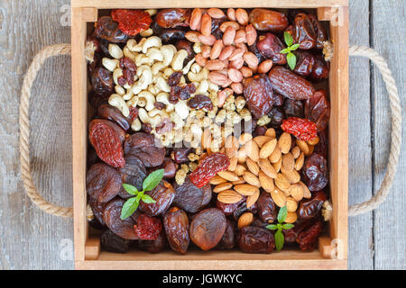 Différents types de fruits secs dans une boîte en bois. Snack-alimentaire sain, les fruits secs, noix, vue d'en haut. Banque D'Images