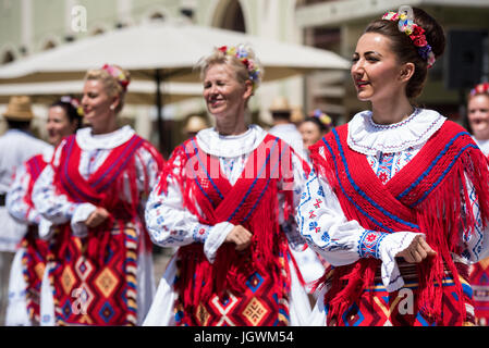 Ensemble professionnel artistique à partir de la crişana Oradea, Roumanie, l'exécution au 29e Festival de Folklore CIOFF international Folkart, folklore sous-festival Festival de Carême, l'un des plus grands festivals en plein air en Europe. Folkart, Festival le Carême, Maribor, Slovénie, 2017. Banque D'Images