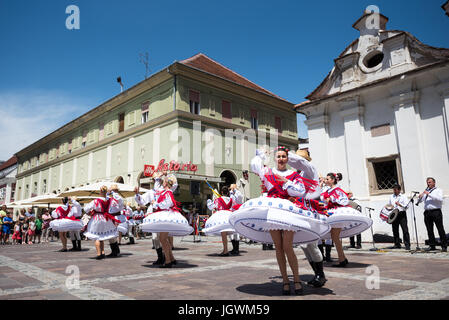 Ensemble professionnel artistique à partir de la crişana Oradea, Roumanie, l'exécution au 29e Festival de Folklore CIOFF international Folkart, folklore sous-festival Festival de Carême, l'un des plus grands festivals en plein air en Europe. Folkart, Festival le Carême, Maribor, Slovénie, 2017. Banque D'Images