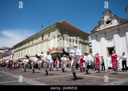 Ensemble professionnel artistique à partir de la crişana Oradea, Roumanie, l'exécution au 29e Festival de Folklore CIOFF international Folkart, folklore sous-festival Festival de Carême, l'un des plus grands festivals en plein air en Europe. Folkart, Festival le Carême, Maribor, Slovénie, 2017. Banque D'Images