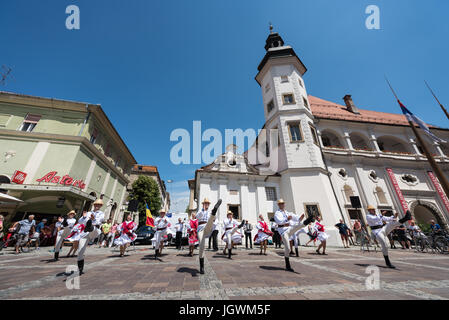 Ensemble professionnel artistique à partir de la crişana Oradea, Roumanie, l'exécution au 29e Festival de Folklore CIOFF international Folkart, folklore sous-festival Festival de Carême, l'un des plus grands festivals en plein air en Europe. Folkart, Festival le Carême, Maribor, Slovénie, 2017. Banque D'Images