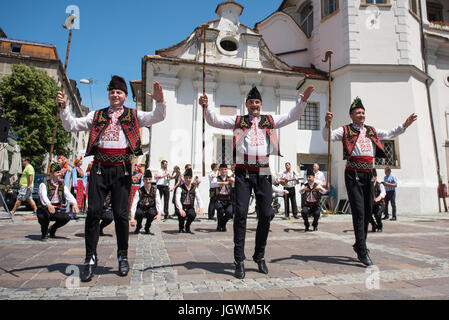 Trakia Folk Dance Ensemble de Plovdiv, Bulgarie, effectuant à 29e Festival de Folklore CIOFF international Folkart, folklore sous-festival Festival de Carême, l'un des plus grands festivals en plein air en Europe. Folkart, Festival le Carême, Maribor, Slovénie, 2017. Banque D'Images