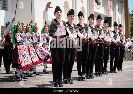 Trakia Folk Dance Ensemble de Plovdiv, Bulgarie, effectuant à 29e Festival de Folklore CIOFF international Folkart, folklore sous-festival Festival de Carême, l'un des plus grands festivals en plein air en Europe. Folkart, Festival le Carême, Maribor, Slovénie, 2017. Banque D'Images