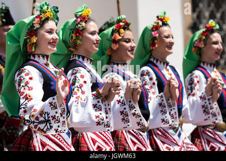 Trakia Folk Dance Ensemble de Plovdiv, Bulgarie, effectuant à 29e Festival de Folklore CIOFF international Folkart, folklore sous-festival Festival de Carême, l'un des plus grands festivals en plein air en Europe. Folkart, Festival le Carême, Maribor, Slovénie, 2017. Banque D'Images