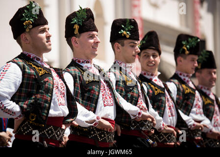 Trakia Folk Dance Ensemble de Plovdiv, Bulgarie, effectuant à 29e Festival de Folklore CIOFF international Folkart, folklore sous-festival Festival de Carême, l'un des plus grands festivals en plein air en Europe. Folkart, Festival le Carême, Maribor, Slovénie, 2017. Banque D'Images