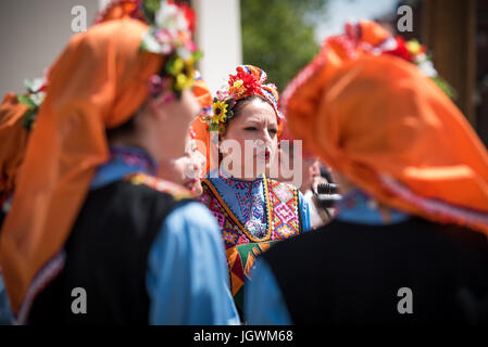 Trakia Folk Dance Ensemble de Plovdiv, Bulgarie, effectuant à 29e Festival de Folklore CIOFF international Folkart, folklore sous-festival Festival de Carême, l'un des plus grands festivals en plein air en Europe. Folkart, Festival le Carême, Maribor, Slovénie, 2017. Banque D'Images