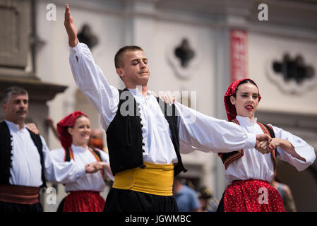 Matija Gubec ensemble folklorique de Karlovac, Croatie, effectuant à 29e Festival de Folklore CIOFF international Folkart, folklore sous-festival Festival de Carême, l'un des plus grands festivals en plein air en Europe. Folkart, Festival le Carême, Maribor, Slovénie, 2017. Banque D'Images