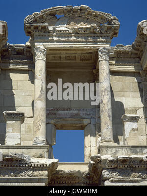 La Turquie. Éphèse. Bibliothèque de Celsus. Édifice romain. Construit en l'honneur du sénateur romain Tiberius Julius Celsus Polemaeanus, 2e siècle AD. Banque D'Images