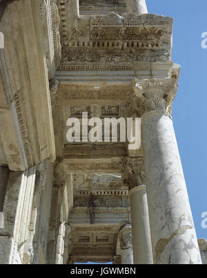 La Turquie. Éphèse. Bibliothèque de Celsus. Édifice romain. Construit en l'honneur du sénateur romain Tiberius Julius Celsus Polemaeanus, 2e siècle AD. Banque D'Images