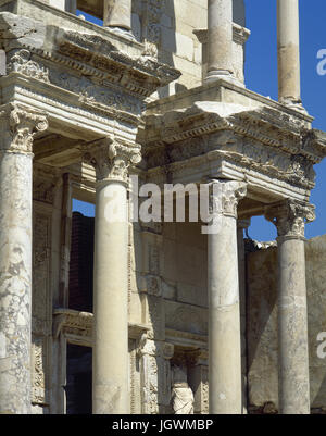 La Turquie. Éphèse. Bibliothèque de Celsus. Édifice romain. Construit en l'honneur du sénateur romain Tiberius Julius Celsus Polemaeanus, 2e siècle AD. Banque D'Images
