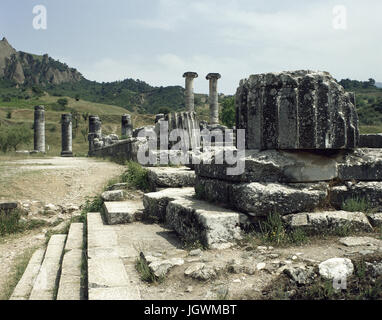 La Turquie. Sardes. Temple d'Artémis. Temple Ionique construit en 300 avant J.-C. par les Grecs anciens. Rénové par les Romains, 2e siècle AD. Ruines. Banque D'Images