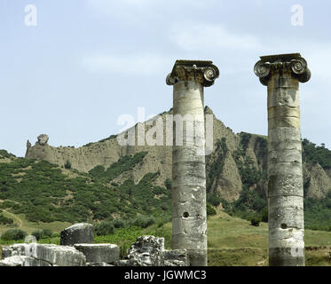 La Turquie. Sardes. Temple d'Artémis. Temple Ionique construit en 300 avant J.-C. par les Grecs anciens. Rénové par les Romains, 2e siècle AD. Ruines. Colonnes ioniques. Banque D'Images