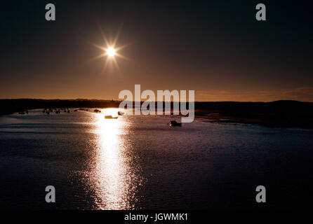 Coucher du soleil à Amble Harbour dans le Northumberland Banque D'Images