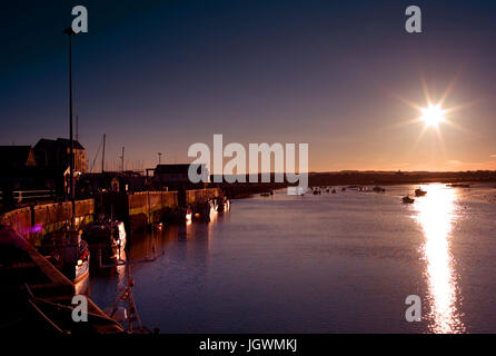 Coucher du soleil à Amble Harbour dans le Northumberland Banque D'Images