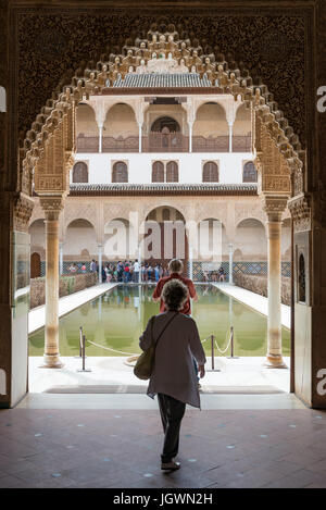 Détail du jardin et palais avec des personnes (homme et femme), à l'Alhambra Granada, Andalousie, Espagne Banque D'Images