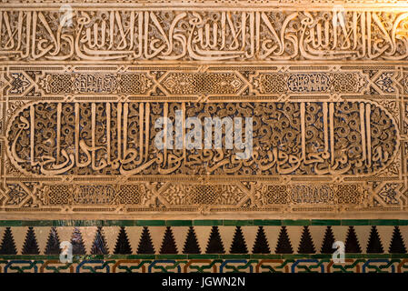 Détail du jardin et palais épigraphes musulmane et l'inscription dans l'Alhambra Granada, Andalousie, Espagne Banque D'Images