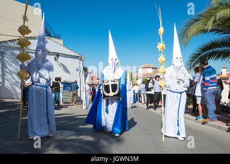 Pénitents, Nazarenos, dans leurs robes à capuchon typique pendant les festivités de la Semaine Sainte, Semaine sainte, une procession, le Vendredi saint. Espagne Banque D'Images