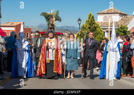 Pénitents, Nazarenos, dans leurs robes à capuchon typique pendant les festivités de la Semaine Sainte, Semaine sainte, une procession, le Vendredi saint. Espagne Banque D'Images