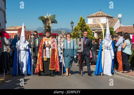 Pénitents, Nazarenos, dans leurs robes à capuchon typique pendant les festivités de la Semaine Sainte, Semaine sainte, une procession, le Vendredi saint. Espagne Banque D'Images