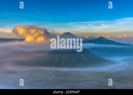 Le Mont Bromo volcan Gunung Bromo) (pendant le lever du soleil à partir de la vue dans le Parc National de Bromo Tengger Semeru, l'Est de Java, Indonésie. Banque D'Images