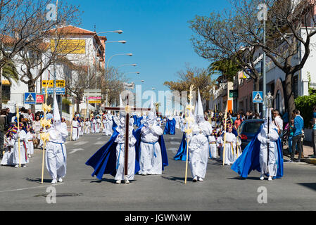 Pénitents, Nazarenos, dans leurs robes à capuchon typique pendant les festivités de la Semaine Sainte, Semaine sainte, une procession, le Vendredi saint. Espagne Banque D'Images