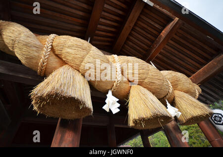 Corde de paille sacré en face de la salle de prière d'Izumo-taisha , Préfecture de Shimane, Japon Banque D'Images