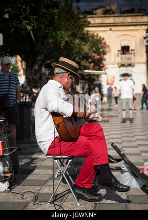 Busker jouant sur la Piazza IX Aprile, Taormina.Sicile, Italie Banque D'Images