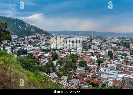 Tbilissi, Géorgie, l'Europe de l'Est - vue depuis la colline de Narikala surplombant la ville et la tour de télévision. Banque D'Images