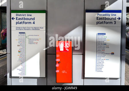 Signes sur le mur à la station de métro Hammersmith Londres permettant ainsi aux passagers de planifier leurs itinéraires Banque D'Images