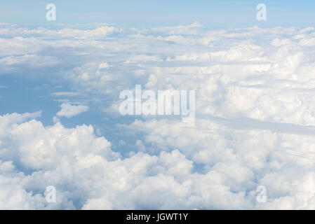 Ciel bleu et nuages comme vu à travers la vitre d'aéronefs. Banque D'Images