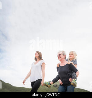 Senior woman walking avec fille et mon petit-fils Banque D'Images