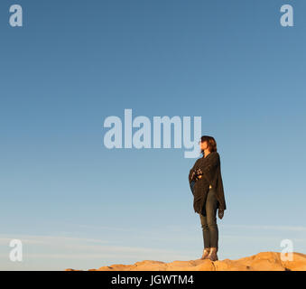 Femme debout sur le roc, à la vue, à Laguna Beach, California, United States, Amérique du Nord Banque D'Images