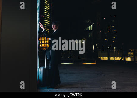 Businesswoman using ticket machine, Milan, Italie Banque D'Images