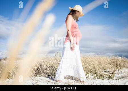 Pregnant woman on Beach, Cape Town, Afrique du Sud Banque D'Images