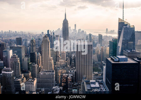 Des gratte-ciel avec vue sur la ville et l'Empire State Building, New York City, USA Banque D'Images