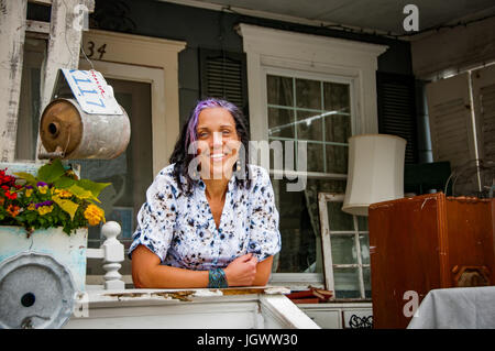 Portrait de femme shop keeper en véranda boutique shabby chic Banque D'Images