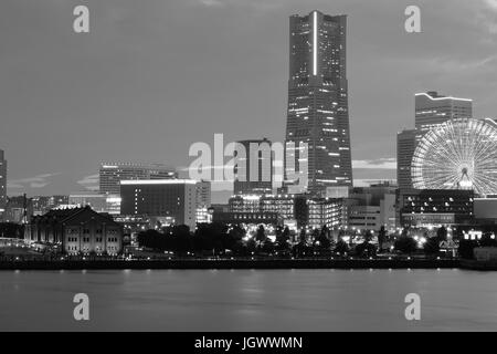 Paysage urbain de la ville de Yokohama, au Japon, en monochrome Banque D'Images